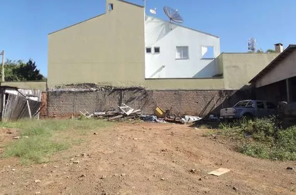 Uma área de terreno medindo 2420,00 m². Com frente para R Ângelo Dal'Col e Vicente Machado