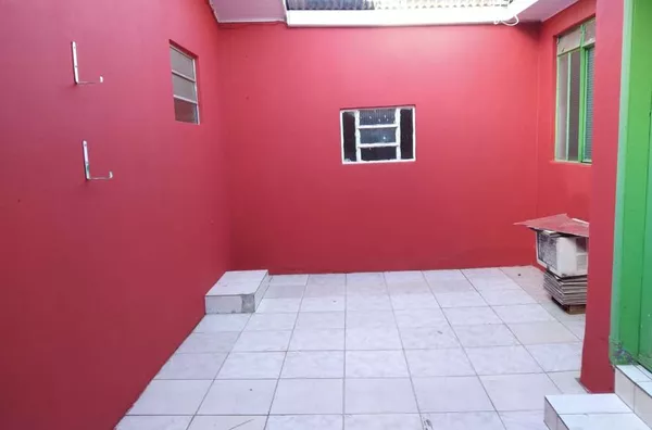 Casa em alvenaria contendo 02 quartos, sala//cozinha conjugados, wc, area de serviço, garagem e Edícula medindo 30 m² com 01 quarto cozinha e wc. - Foto 2