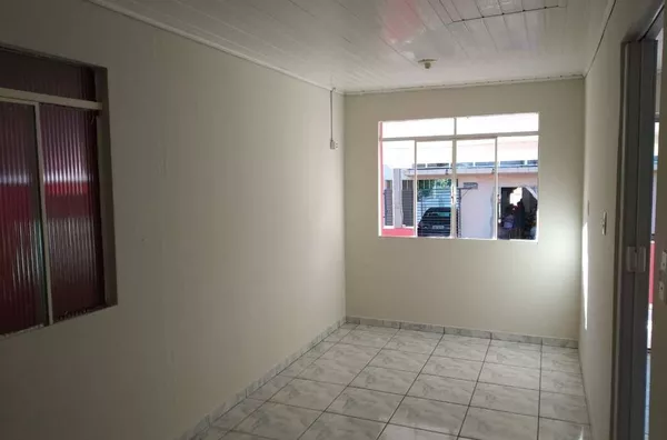 Casa em alvenaria contendo 02 quartos, sala//cozinha conjugados, wc, area de serviço, garagem e Edícula medindo 30 m² com 01 quarto cozinha e wc. - Foto 3