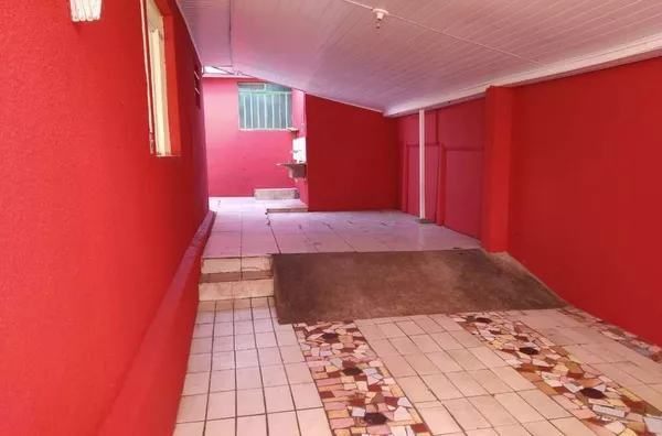 Casa em alvenaria contendo 02 quartos, sala//cozinha conjugados, wc, area de serviço, garagem e Edícula medindo 30 m² com 01 quarto cozinha e wc. - Foto 4