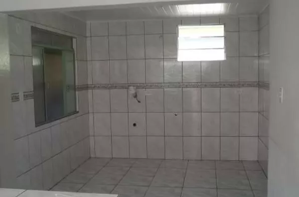 Casa em alvenaria contendo 02 quartos, sala//cozinha conjugados, wc, area de serviço, garagem e Edícula medindo 30 m² com 01 quarto cozinha e wc. - Foto 6