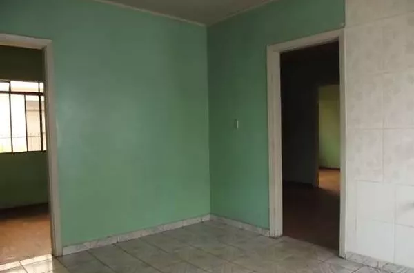 Casa em alvenaria, contendo de 03 quartos, sala, cozinha, wc social, garagem, quarto de despejo com wc, lavanderia. - Foto 3