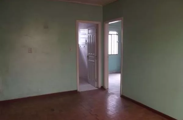 Casa em alvenaria, contendo de 03 quartos, sala, cozinha, wc social, garagem, quarto de despejo com wc, lavanderia. - Foto 6