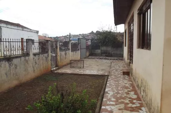 Casa em alvenaria, contendo de 03 quartos, sala, cozinha, wc social, garagem, quarto de despejo com wc, lavanderia. - Foto 2