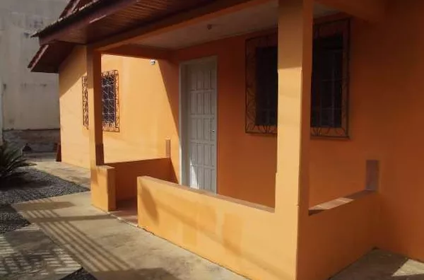 Casa em alvenaria contendo: 02 quartos, suíte, sala e copa, cozinha, wc socia, área de serviçol e garagem p/ 03 carros. - Foto 3