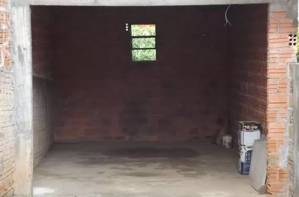 Casa em alvenaria contendo: 02 quartos, suíte, sala e copa, cozinha, wc socia, área de serviçol e garagem p/ 03 carros. - Foto 4