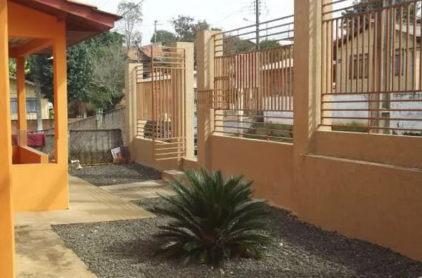 Casa em alvenaria contendo: 02 quartos, suíte, sala e copa, cozinha, wc socia, área de serviçol e garagem p/ 03 carros. - Foto 5