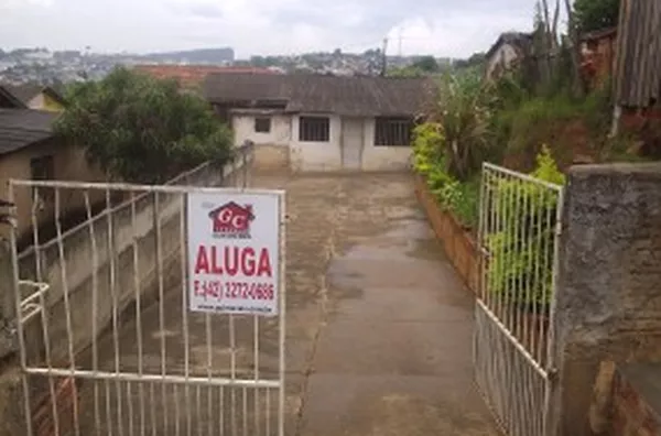 Casa mista, contendo 03 quartos, sala, cozinha, wc, área de serviço e estacionamento calçado p/ 02 carros. - Foto 1