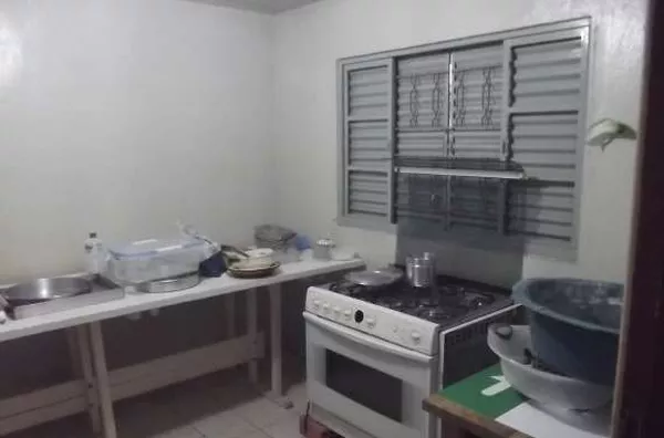 Casa em alvenaria com 03 quartos, 01 suíte, sala, copa,  wc social, garagem com 01 quarto e wc anexo e aptos com 04 peças na parte superior da garagem. - Foto 4