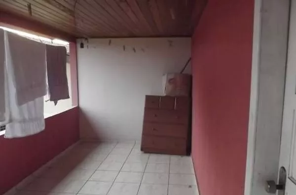 Casa em alvenaria com 03 quartos, 01 suíte, sala, copa,  wc social, garagem com 01 quarto e wc anexo e aptos com 04 peças na parte superior da garagem. - Foto 5
