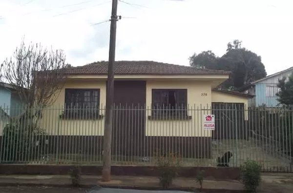 Casa em Alvenaría contendo 02 quartos, sala, copa, cozinha, wc social, quarto de despejo, lavanderia,  area de churrasqueira e garagem  OBS: Locação disponivel para familia com no maximo 03 pessoas - Foto 2