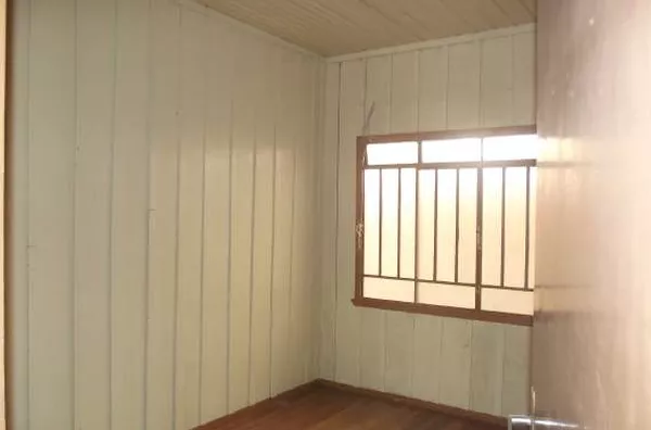 Casa mista, contendo 03 quartos, sala, cozinha, wc, área de serviço e garagem. - Foto 4