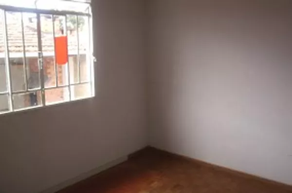 Casa em alvenaria, contendo 04 quartos, sala, copa, cozinha, wc, escritório, anexo c/ 01 quarto, churrasqueira e cobertura p/ 03 carros e garagem p/ 02 carros. - Foto 3