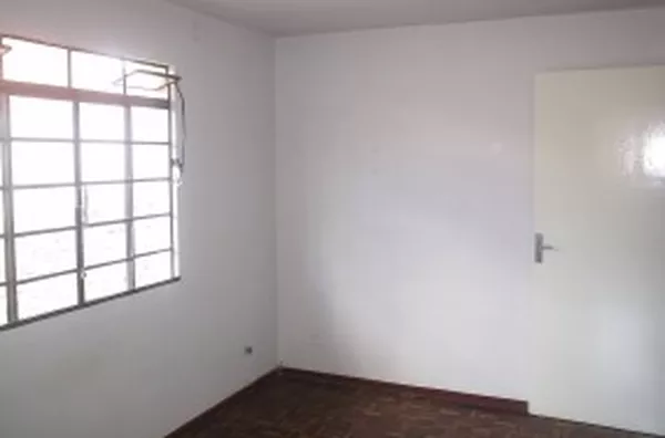 Casa em alvenaria, contendo 04 quartos, sala, copa, cozinha, wc, escritório, anexo c/ 01 quarto, churrasqueira e cobertura p/ 03 carros e garagem p/ 02 carros. - Foto 4