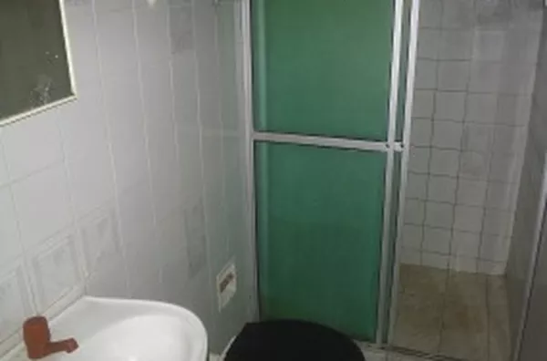Casa em alvenaria, contendo 04 quartos, sala, copa, cozinha, wc, escritório, anexo c/ 01 quarto, churrasqueira e cobertura p/ 03 carros e garagem p/ 02 carros. - Foto 6