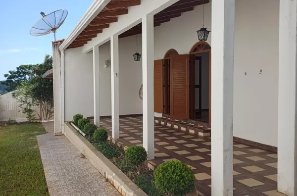 Casa residencial em alvenaria contendo 03 quartos, 01 suíte, sala de visita, sala de jantar, sala de Tv; copa, cozinha, 02 banheiros, lavabo,lavanderia, área da churrasqueira, garagem p/ 02 carros, quarto de despejo, varanda e canil.  TOTALMENTE MOBILIADA - Foto 3