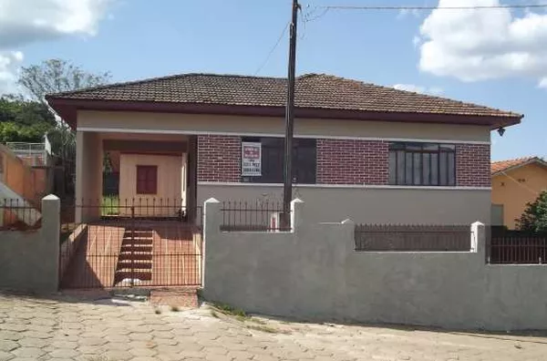 Casa em alvenaria contendo 03 quartos, sala, copa, cozinha, wc, garagem, edícula nos fundos com 02 peças e 01 wc. - Foto 1