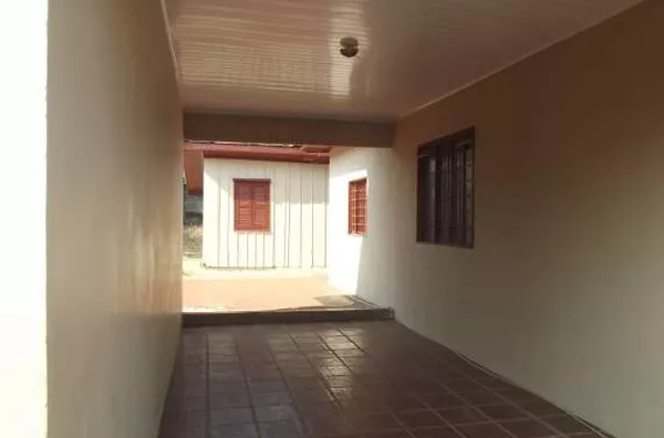 Casa em alvenaria contendo 03 quartos, sala, copa, cozinha, wc, garagem, edícula nos fundos com 02 peças e 01 wc. - Foto 3
