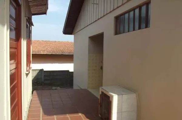 Casa em alvenaria contendo 03 quartos, sala, copa, cozinha, wc, garagem, edícula nos fundos com 02 peças e 01 wc. - Foto 4