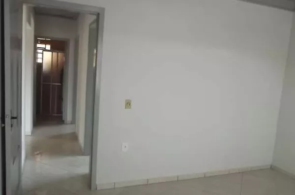 Casa em alvenaria contendo 03 quartos, sala, copa, cozinha, wc, garagem, edícula nos fundos com 02 peças e 01 wc. - Foto 6