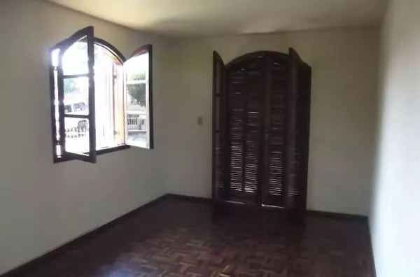 Casa em alvenaria contendo 03 quartos, sala, cozinha, copa, wc, garagem, edícula com área de serviço. - Foto 5