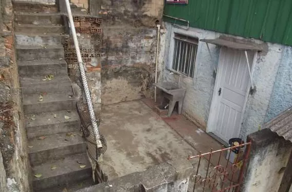 Subsolo em Alvenaría contendo  um quarto, cozinha, banheiro, e lavanderia - Foto 1