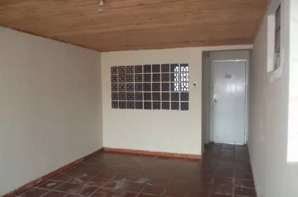 Casa em alvenaria contendo 03 quartos, sala, cozinha, copa, wc, garagem, edícula com área de serviço. - Foto 4