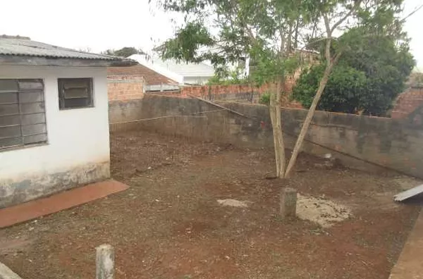 Casa em alvenaria contendo 03 quartos, sala, cozinha, sala de Tv, wc, garagem, edícula c/ área de churrasqueira, lavanderia e wc. - Foto 4