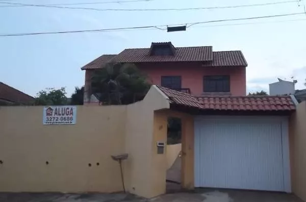 Sobrado em alvenaria contendo 05 quartos, sendo um suíte,  03 wc's, sala, copa, cozinha c/ armários planejados, sóton c/ 02 peças, garagem  p/ 02 carros, mais estacionamento. - Foto 4