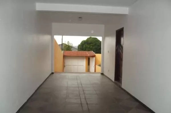 Sobrado em alvenaria contendo 05 quartos, sendo um suíte,  03 wc's, sala, copa, cozinha c/ armários planejados, sóton c/ 02 peças, garagem  p/ 02 carros, mais estacionamento. - Foto 5