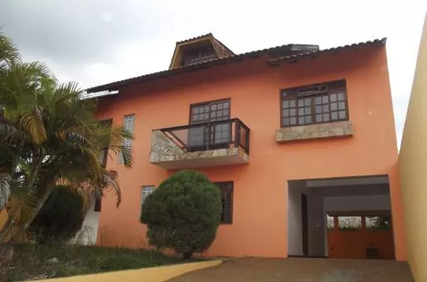 Sobrado em alvenaria contendo 05 quartos, sendo um suíte,  03 wc's, sala, copa, cozinha c/ armários planejados, sóton c/ 02 peças, garagem  p/ 02 carros, mais estacionamento. - Foto 1
