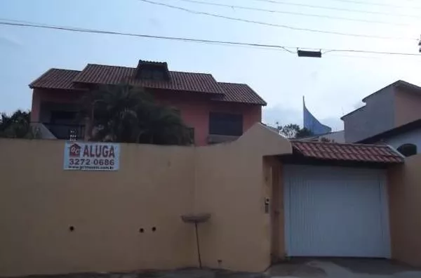 Sobrado em alvenaria contendo 05 quartos, sendo um suíte,  03 wc's, sala, copa, cozinha c/ armários planejados, sóton c/ 02 peças, garagem  p/ 02 carros, mais estacionamento. - Foto 3