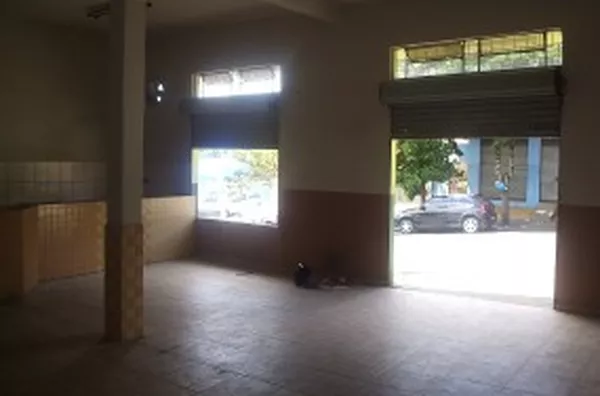 Sala comercial em alvenaria medindo 126,10 m2, contendo 02  portas de aço e 01 wc interno.  (13 x 9,7 m) - Foto 2