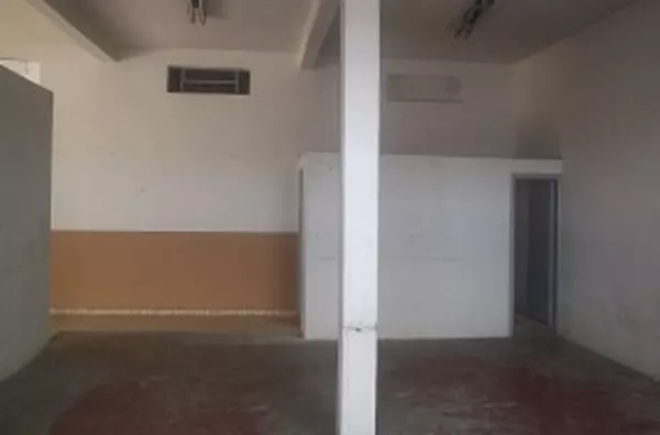 Sala comercial em alvenaria medindo 126,10 m2, contendo 02  portas de aço e 01 wc interno.  (13 x 9,7 m) - Foto 3