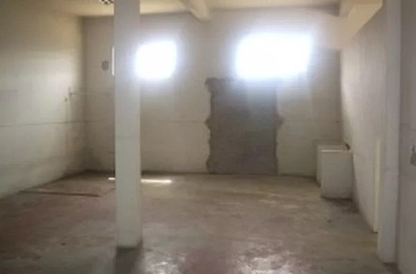 Sala comercial em alvenaria medindo 126,10 m2, contendo 02  portas de aço e 01 wc interno.  (13 x 9,7 m) - Foto 4