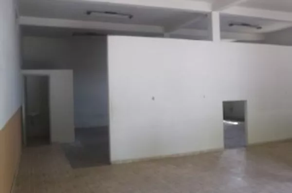 Sala comercial em alvenaria medindo 126,10 m2, contendo 02  portas de aço e 01 wc interno.  (13 x 9,7 m) - Foto 5