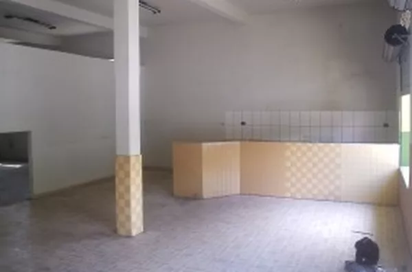 Sala comercial em alvenaria medindo 126,10 m2, contendo 02  portas de aço e 01 wc interno.  (13 x 9,7 m) - Foto 6