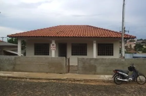 Casa em alvenaria, contendo 01 suíte, 01 quarto, 01 sala, wc social, cozinha, lavanderia e garagem. - Foto 1