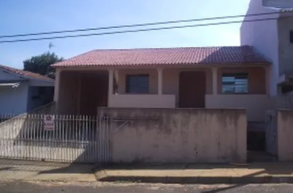 Casa em alvenaria contendo 03 quartos, sala, cozinha, wc,  varanda na frente, área de serviço e garagem p/ 04 carros. - Foto 1