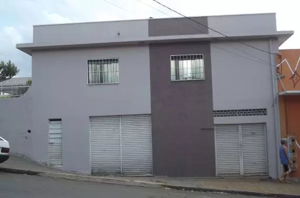 Sala comercial em alvenaria medindo aproximadamente 130,00m² com 02 portas de aço e 02 wc's - Foto 1