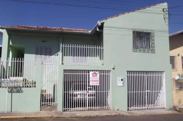 Casa em alvenaria contendo 02 quartos, 01 suíte c/ espaço p/ closet, sala ampla, copa, cozinha, 02 wcs externos, 02 garagens. - Foto 1