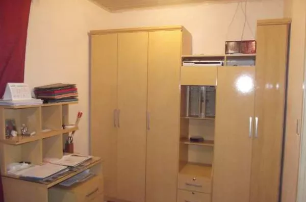Casa em alvenaria, contendo 02 quartos, 01 suíte, sala, cozinha e banheiro social, garagem para 04 carros, mais edícula com área de serviço, 01 quarto, 01 banheio, churrasqueira.  OBS: Imóvel com mobília completa. - Foto 3
