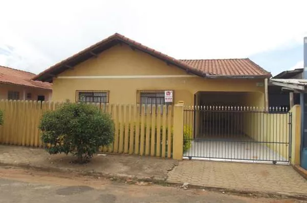 Casa em alvenaria, contendo 02 quartos, 01 suíte, sala, cozinha e banheiro social, garagem para 04 carros, mais edícula com área de serviço, 01 quarto, 01 banheio, churrasqueira.  OBS: Imóvel com mobília completa. - Foto 1
