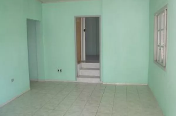 Casa em alvenaria contendo 02 quartos, 01 suíte c/ espaço p/ closet, sala ampla, copa, cozinha, 02 wcs externos, 02 garagens. - Foto 2