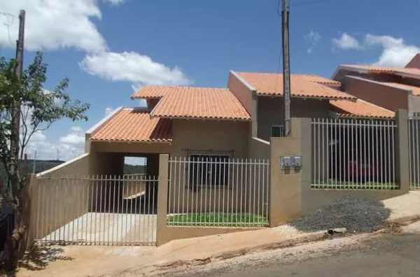 Casa em alvenaría com 02 quartos, 01 suíte, sala, cozinha, wc social, lavanderia e garagem. Obs. Com mobília completa - Foto 1