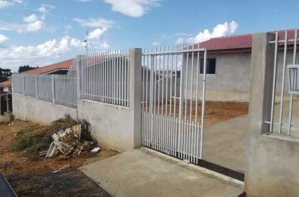Casa em Alvenaria contendo 3 quartos, sala, cozinha, wc social, área de serviço e garagem - Foto 1
