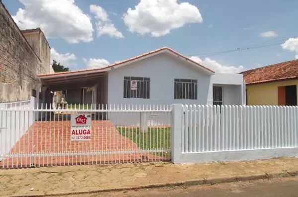 Casa em alvenaria contendo 04 quartos, sala, copa, cozinha, wc, lavanderia e garagem. E edicula nos fundos com  quarto de despejo, wc e churrasqueira - Foto 1