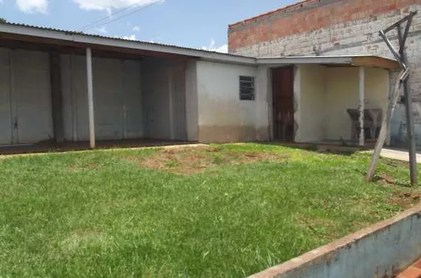 Casa em alvenaria contendo 04 quartos, sala, copa, cozinha, wc, lavanderia e garagem. E edicula nos fundos com  quarto de despejo, wc e churrasqueira - Foto 2