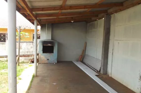 Casa em alvenaria contendo 04 quartos, sala, copa, cozinha, wc, lavanderia e garagem. E edicula nos fundos com  quarto de despejo, wc e churrasqueira - Foto 3