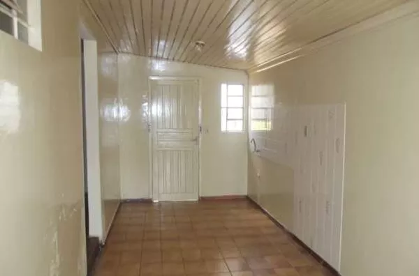 Casa em alvenaria contendo 04 quartos, sala, copa, cozinha, wc, lavanderia e garagem. E edicula nos fundos com  quarto de despejo, wc e churrasqueira - Foto 6